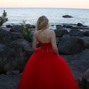 Punainen vanhojentanssimekko, RED