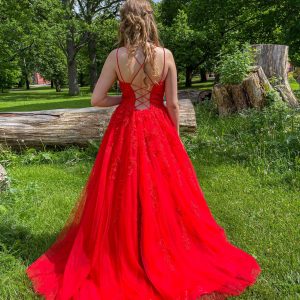 Punainen vanhojentanssimekko, RED