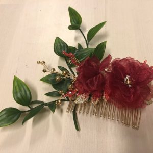 Punainen hiuskampa ruusuilla, RED