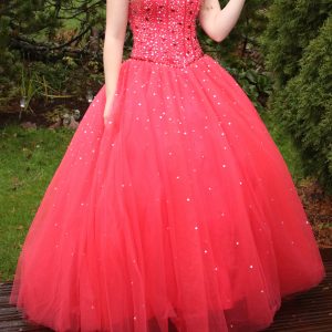 Punainen vanhojentanssimekko, RED