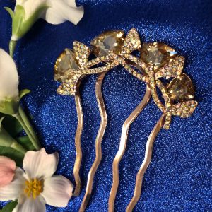 Kullanvärinen nutturakoriste