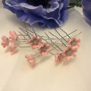 Vaaleanpunaiset kukkapinnit sinisellä keskiosalla, PINK