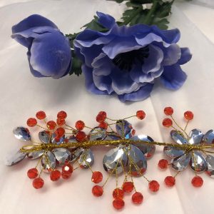 Punainen hiuskoriste, RED