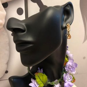 Korvakorut shampanjanvärisillä korukivillä