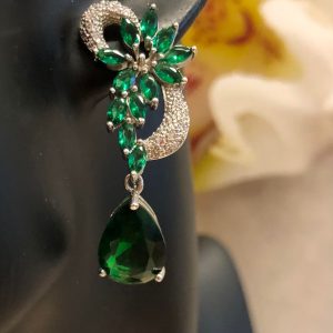 Korvakorut vihreillä koristekivillä (GREEN)