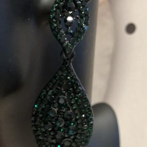 Korvakorut tummanvihreillä koristekivillä (DARK GREEN)