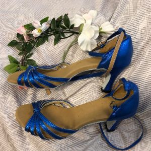 Siniset kimaltavat tanssikengät, BLUE