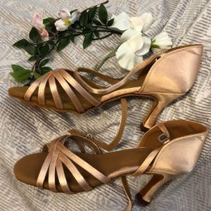 Tanssikengät, ruusukullanväriset