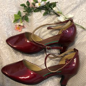 Viininpunaiset tanssikengät, WINERED