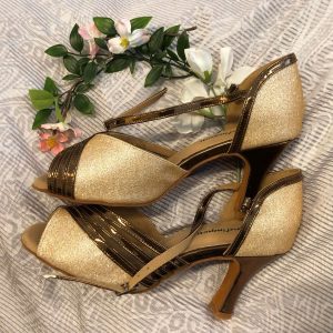 Kullanväriset tanssikengät