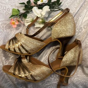 Kullanväriset tanssikengät