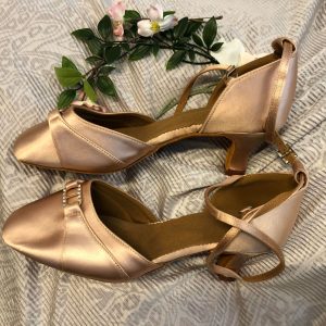 Vaaleanpunaiset tanssikengät, PINK