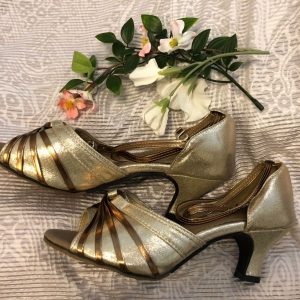 Kullanväriset tanssikengät