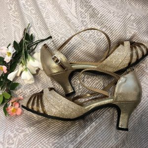 Kullanväriset tanssikengät