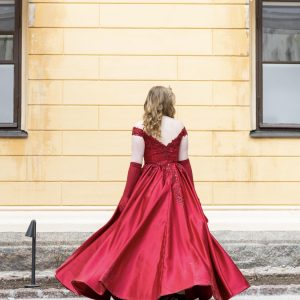 Viininpunainen vanhojentanssimekko, WINERED