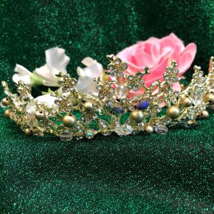 Kullanvärinen koristeellinen tiara