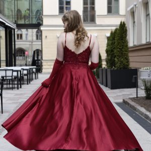 Viininpunainen vanhojentanssimekko, WINERED