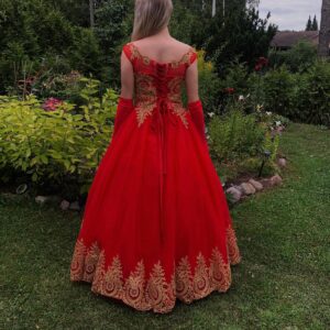 Vanhojentanssimekko punainen, kullanvärisillä koristeilla