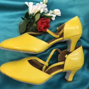 Keltaiset tanssikengät, YELLOW