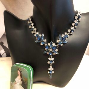 Kaulakoru sinisillä kivillä, BLUE