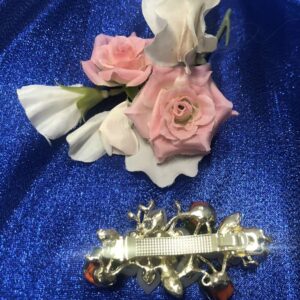 Hiuskoriste kukkakoristeilla